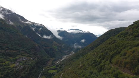 Vista-Aérea-De-Drones-De-Un-Valle-En-Las-Montañas-De-Los-Pirineos-Franceses.-Día-Nublado
